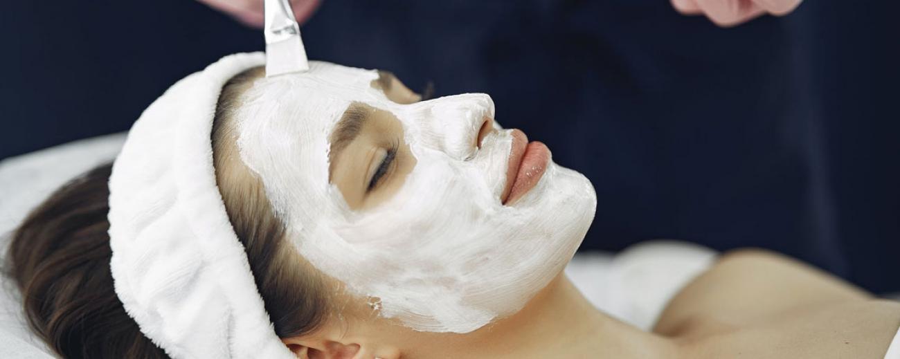 Las mascarillas faciales ayudan a limpiar el rostro y mantenerlo saludable.