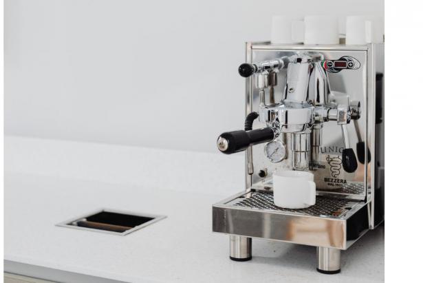 Una máquina para preparar expreso puede ser la opción perfecta para que mamá empiece el día con energía y pueda disfrutar en un instante de su delicioso café. Foto: Pexels