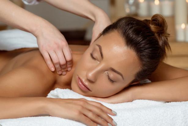 Regalarle una experiencia relajante, un día de masajes en un spa por ejemplo, también es una alternativa. Foto: Freepik