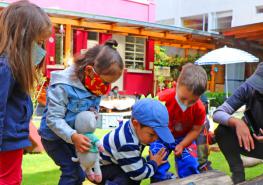 El jardín en Rocottin es otro espacio para  crear y explorar libremente. Los niños tienen a  su disposición una variedad de materiales. Foto: Cortesía