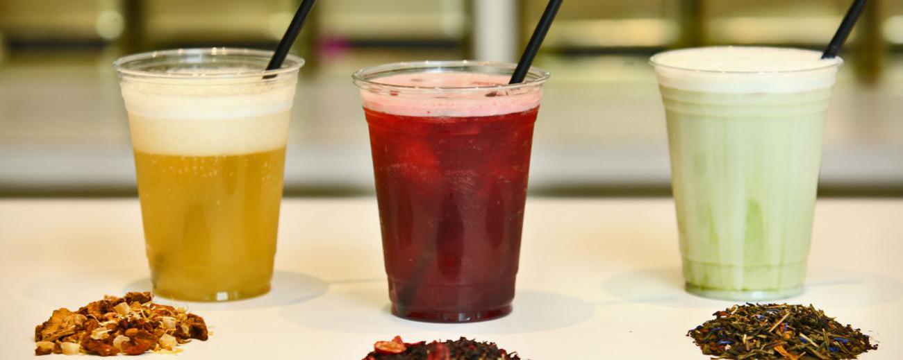 Cocteles de verano de Amatea: Espumante de verano, Uva Cranberry Plop y Latte de té matcha. Foto: Julio Estrella / Familia