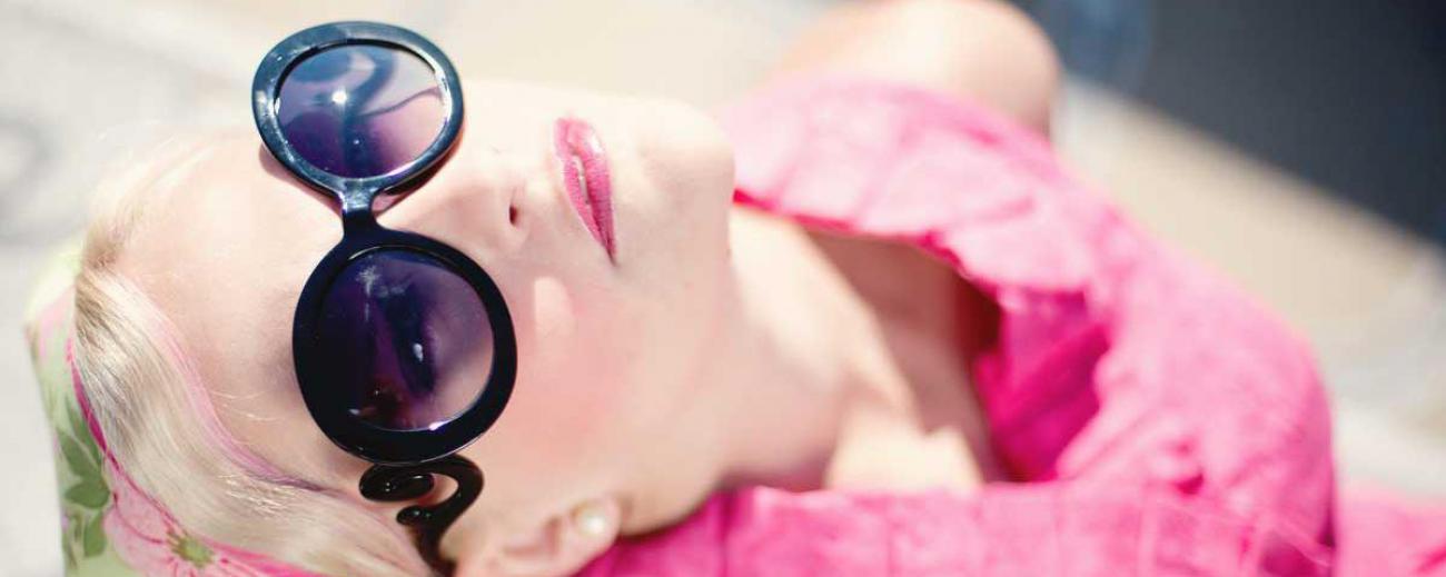 Las gafas de sol ayudan a proteger los ojos del daño que pueden provocar los rayos UV. Foto: Pixabay