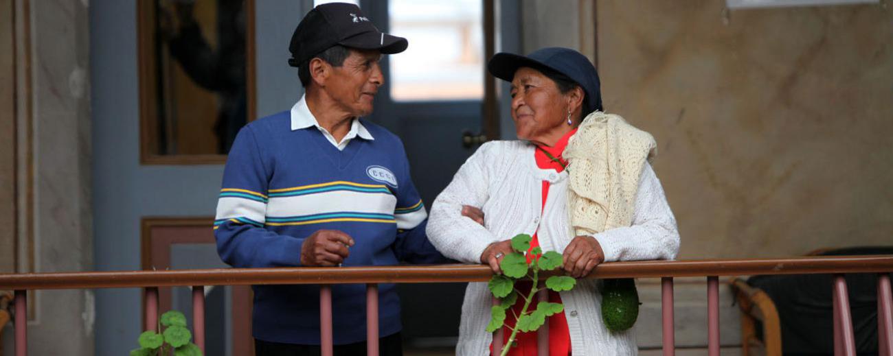 María y José Ernesto tienen 81 y 72 años. Se acompañan a todos lados, se apoyan y se cuidan desde que se conocieron. Foto: Julio Estrella / Familia