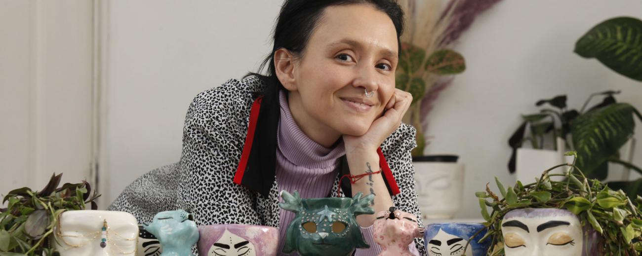 Andrea, que es diseñadora de productos, hace cerámica desde la universidad. Es algo instintivo en ella y se le da muy fácil. Foto: Patricio Terán/FAMILIA