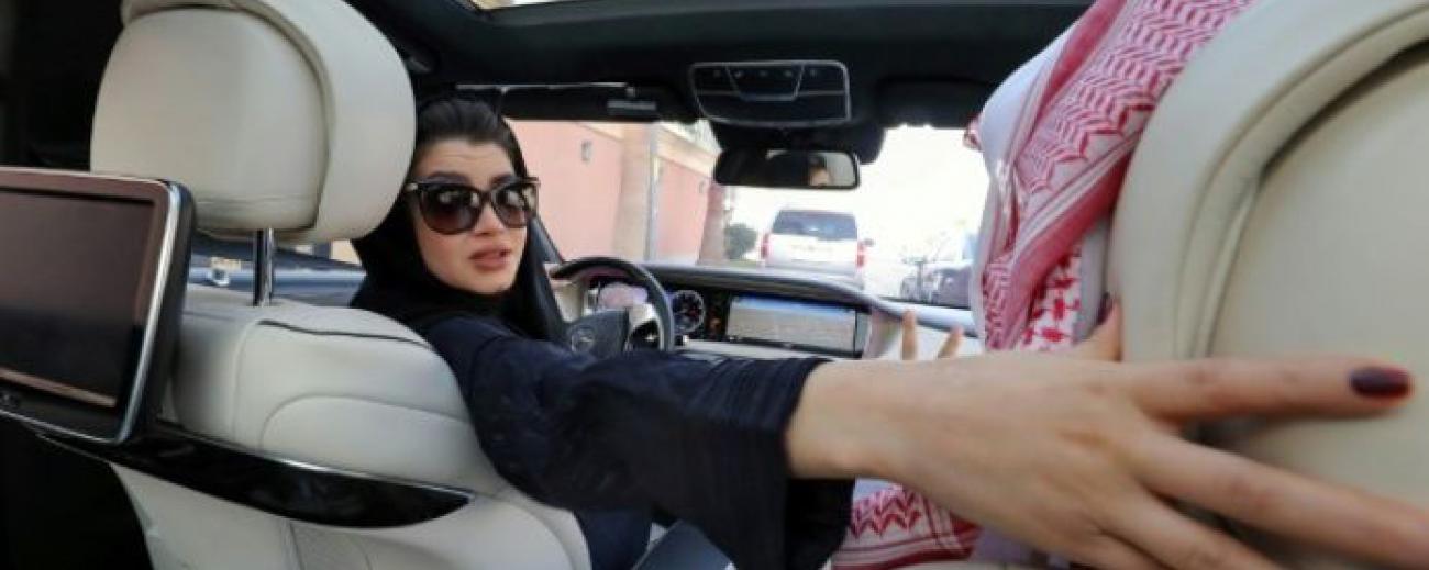 En Arabia Saudita, las mujeres ya pueden manejar. Este es un hito para un país cerrado respecto de los derechos de las mujeres. Foto: AFP