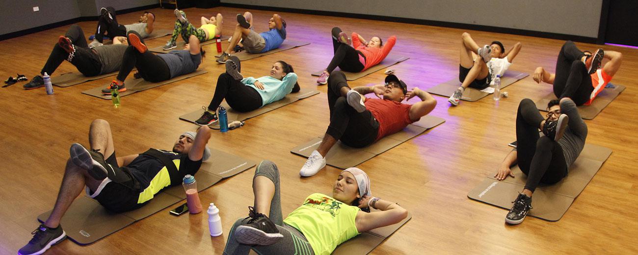 Las clases grupales tienen varios tipos de ejercicios para trabajar distintas zonas del cuerpo. Foto: Galo Paguay / Familia