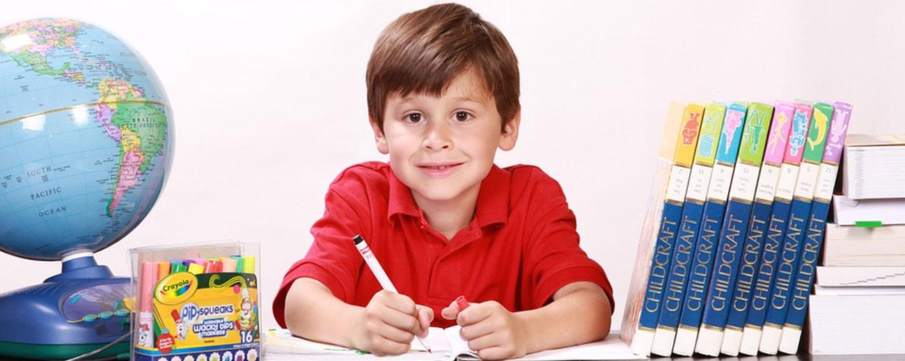 Para que los niños mejoren sus notas es importante trabajar junto a los maestros. Foto: Pixabay