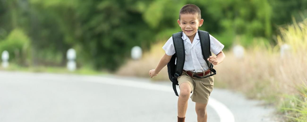 Las mochilas escolares deben cumplir el tamaño y peso establecido según el Ministerio de Educación. Foto: Pixabay