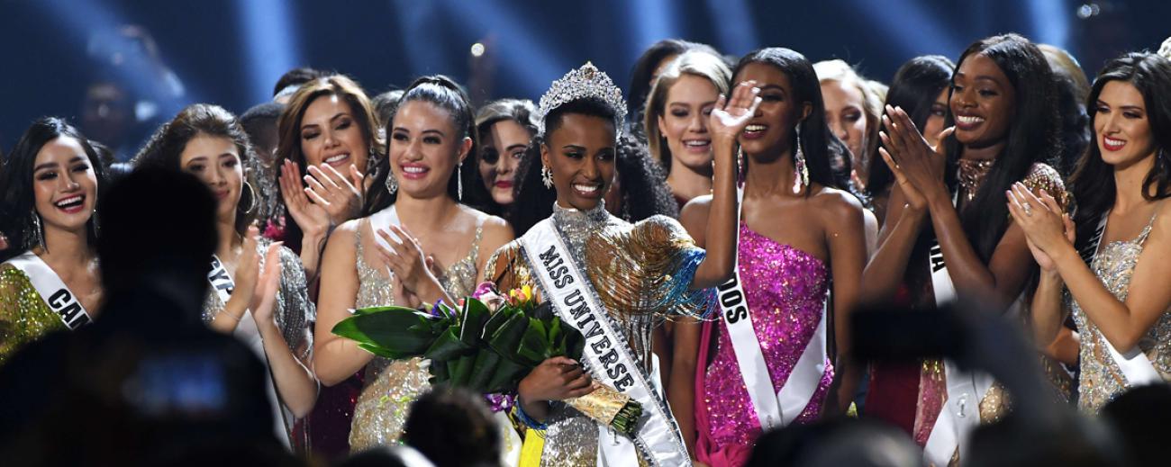 La sudafricana Zozibini Tunzi fue coronada en la gala del Miss Universo la noche del 8 de diciembre de 2019. Foto: AFP