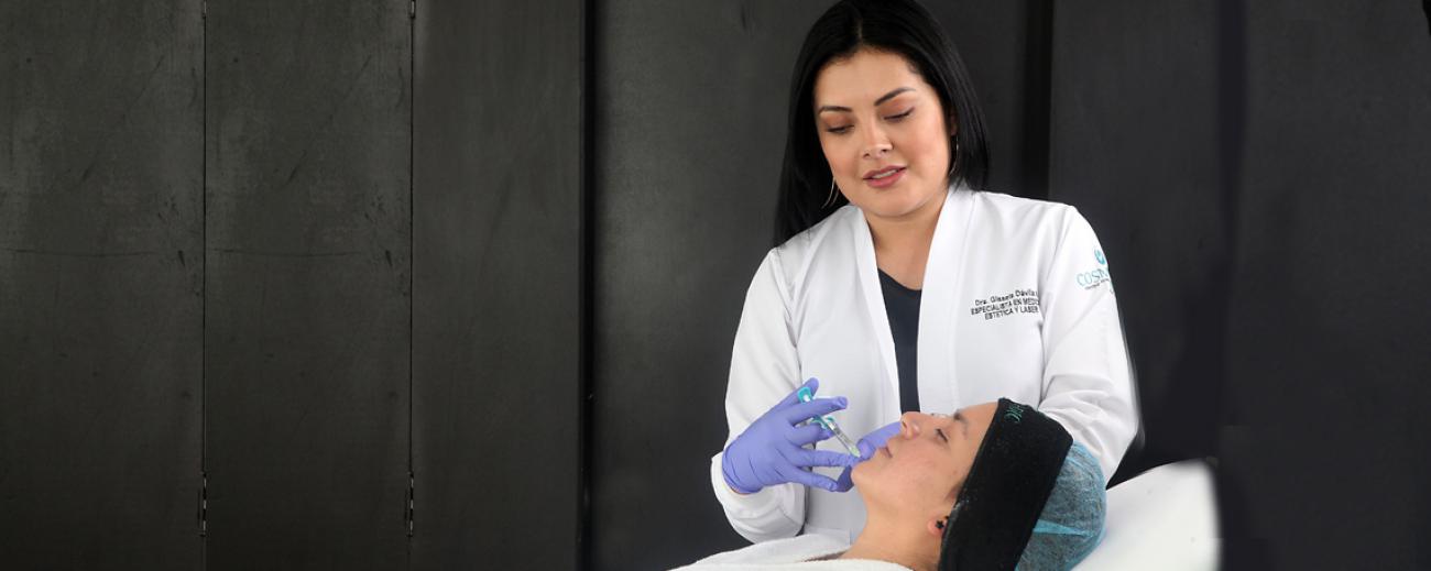 La doctora Gissela Dávila realiza un tratamiento de hidratación conocido como Skin Booster. Foto: Julio Estrella / FAMILIA