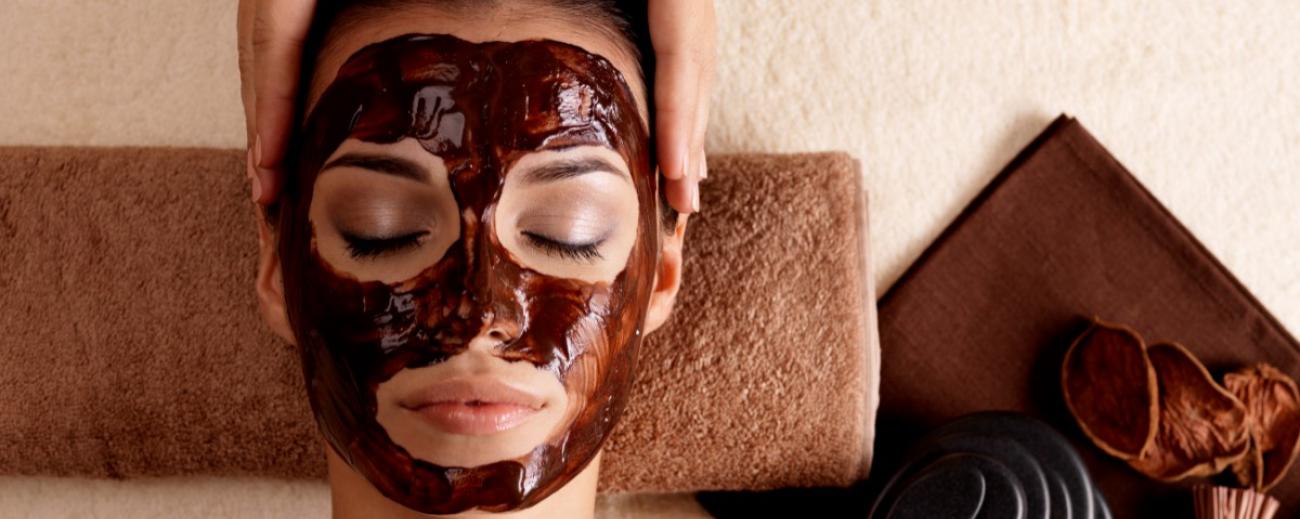 La mascarilla de chocolate negro elimina impurezas y promueve la regeneración de la piel. Foto: Freepik