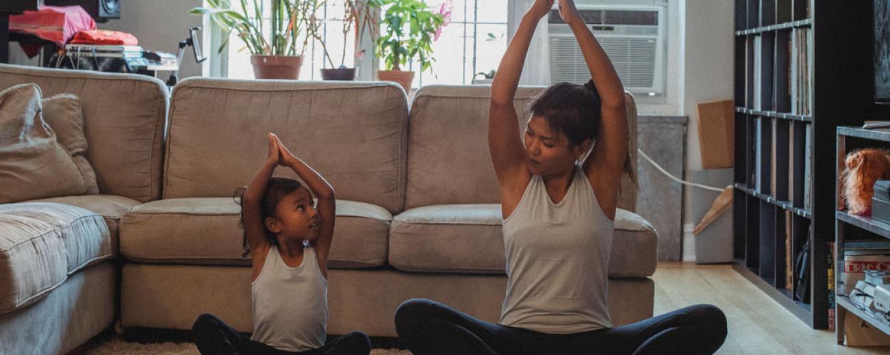 La actividad física en casa puede ser practicada por niños y adultos. Foto: Pexels