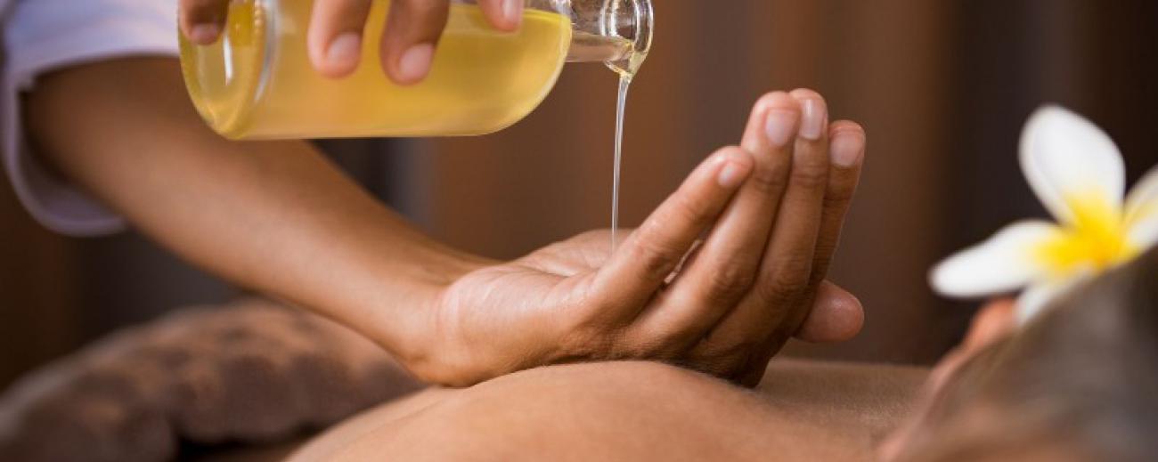 Imagen referencial. El masaje ayurveda conecta los centros energéticos que toda persona posee. Este masaje se puede aplicar también a los niños que logran beneficios como la activación de la hormona del crecimiento. Pixabay