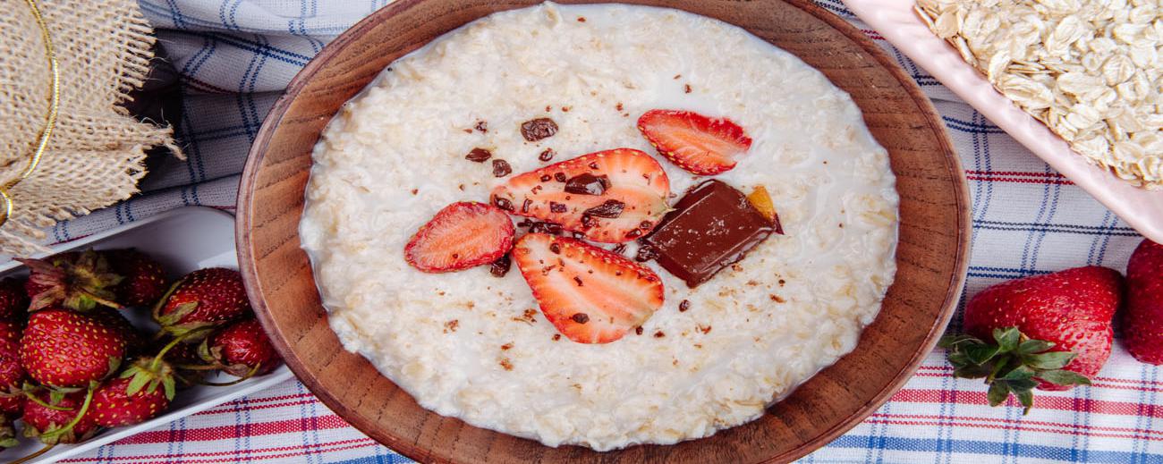 Este desayuno puede combinar hojuelas de avena o granola integral. Foto: Freepick