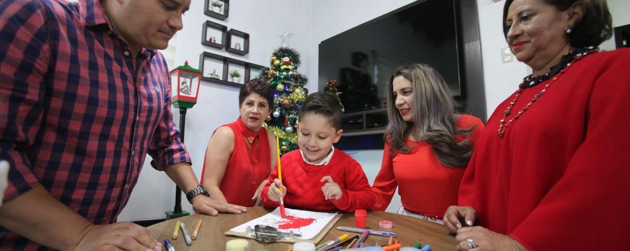 Esta familia comparte la creatividad de su nieto al dibujar y obsequiárselo a sus abuelitas en Navidad. Foto: Julio Estrella/ Familia