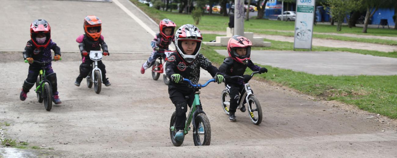 Los grupos de BMX se dividen por edades y por  habilidades de los niños. Foto: Diego Pallero / Familia