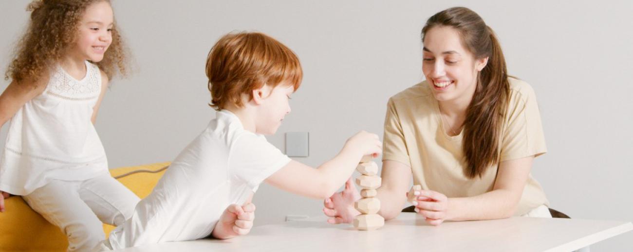Los juegos de mesa además de ser un momento de compartir en familia ayudan a desarrollar diferentes habilidades. Foto: Pexels