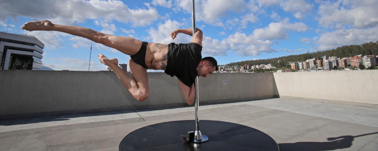 Jorge Trujillo, de 39 años,  practicó gimnasia y varios deportes en su niñez. En 2020 se decidió por la práctica de ‘Pole Fitness’. Foto: Julio Estrella / Familia