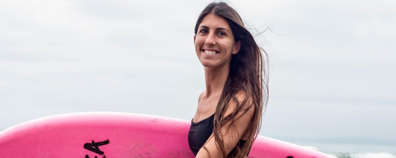 Su tabla se llama Sirena y aunque estudió odontología ahora se dedica por completo al surf. Da clases a otras mujeres. Foto: Cortesía de  Aisha Benaisa Tagle (@aishabt.ph)