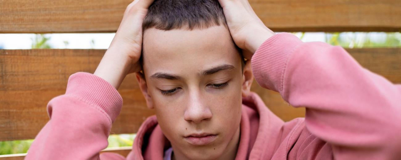 Los efectos del TDAH en los jóvenes se manifiestan a nivel cognitivo, motriz y, sobre todo, emocional. Les suele costar relacionarse con sus pares. Foto: Freepik