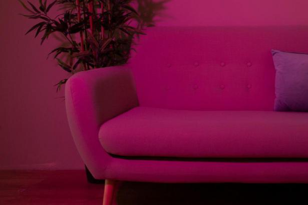 Para los más arriesgados al incluir el color en el hogar, tienen la opción de hacerlo en el mobiliario. Foto Freepik