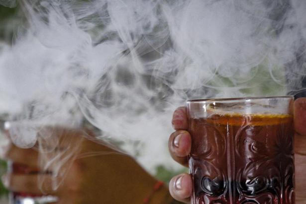 Sobre las bebidas de autor se juega con una pistola con burbujas de humo que estallan al contacto con el vaso. Foto: Patricio Terán / Familia