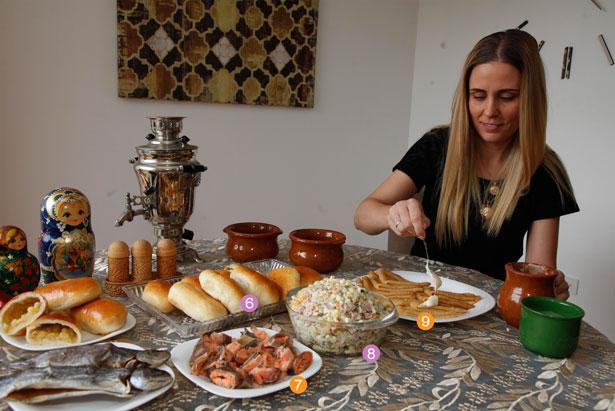 Uliana Kisil vive en Ecuador desde hace nueve años. Elabora postres y comida rusa a domicilio. Ella recomienda platillos con embutidos, ensalada y mariscos. Foto: Galo Paguay/ Familia