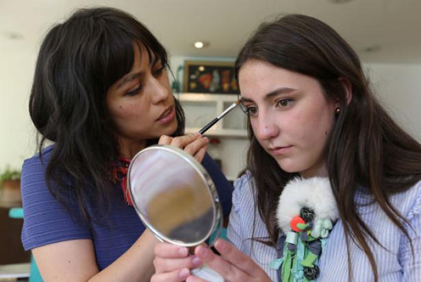Se enseñan técnicas de maquillaje para resaltar las facciones con base en el “menos es más”. Foto: Vicente Costales / Revista Familia