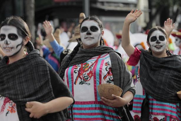 Cientos de personas participan en el desfile anual del Día de los Muertos en México. Foto: EFE