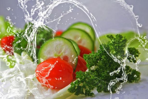 Es importante lavar adecuadamente las frutas y vegetales. Foto: Pixabay