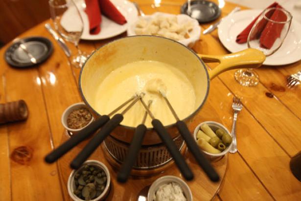 El fondue tiene una mezcla de quesos gruyere, tilsiter, camembert y kirsch. Foto: Julio Estrella / FAMILIA