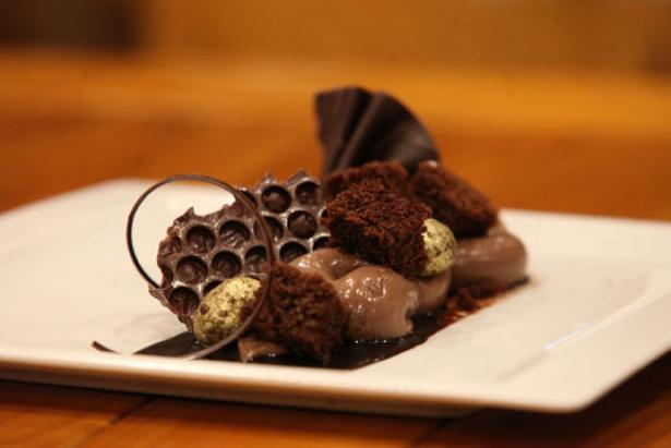 El Swiss chocolate cake incluye siete texturas de este producto. Foto: Julio Estrella/ FAMILIA