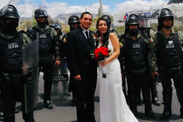 En redes se viralizó la imagen de una pareja rodeada de un cerco policial. Foto: Facebook