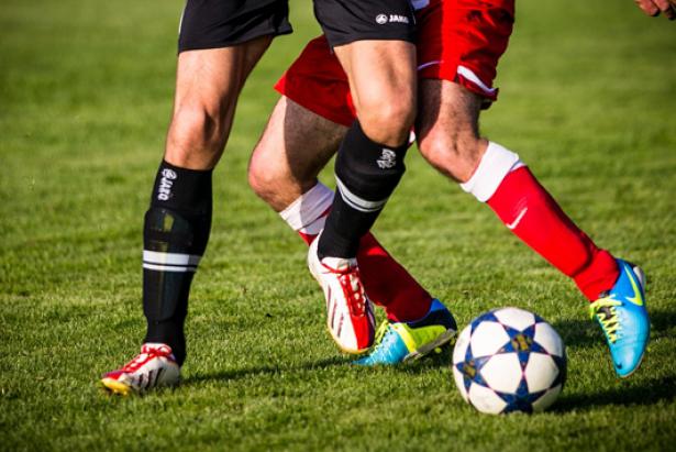 Para jugar fútbol, los pupos deben permitir al jugador sentirse estable y estar bien sujetos a los pies, para protegerlos.Foto: Pixabay