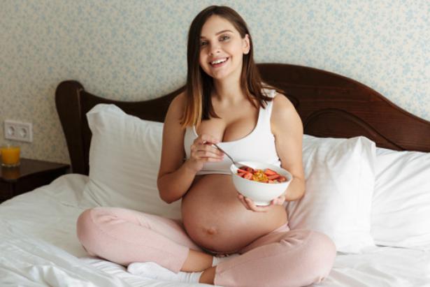 Es importante cuidar la ingesta de grasas y carbohidratos. Hay que priorizar los nutrientes esenciales para la madre y el bebé. Foto: Freepik
