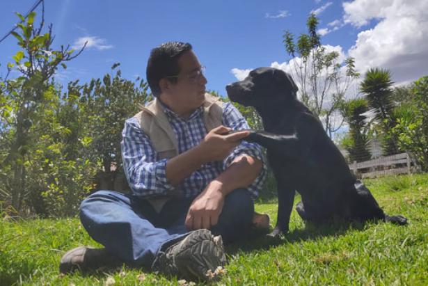 Byron Paredes se dedica a preparar perros de asistencia para personas con discapacidad. Ahora se encuentra trabajando con Troya (foto). Foto: Cortesía.
