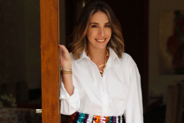 Las blusas blancas quedan perfectas con faldas o jeans, además de accesorios como collares o aretes. Foto: Galo Paguay/ Familia