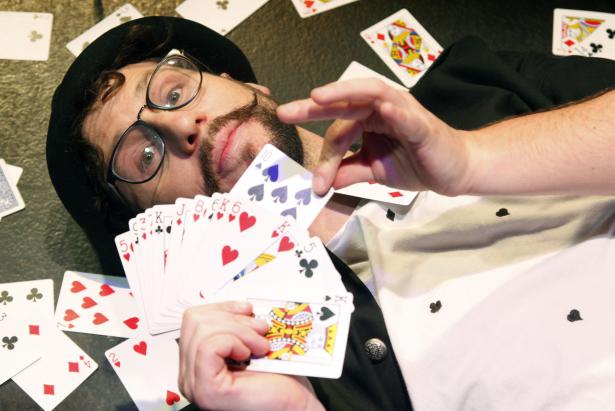 Raúl Adatti se inició en el mundo de la magia e ilusión a los 18 años. Foto: Patricio Terán / Familia
