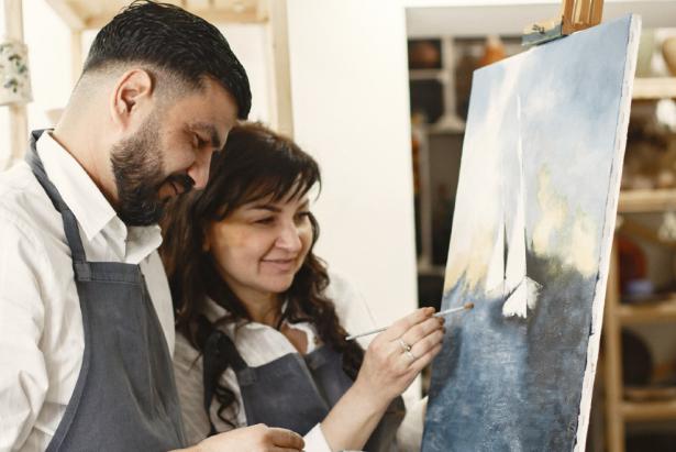 Hay parejas, con afinidad por las artes, que disfrutan pintando. Foto: Freepik