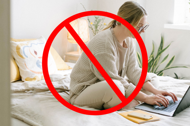 Hacer deberes en la cama puede ocasionar problemas en la espalda. Foto: Pexels.