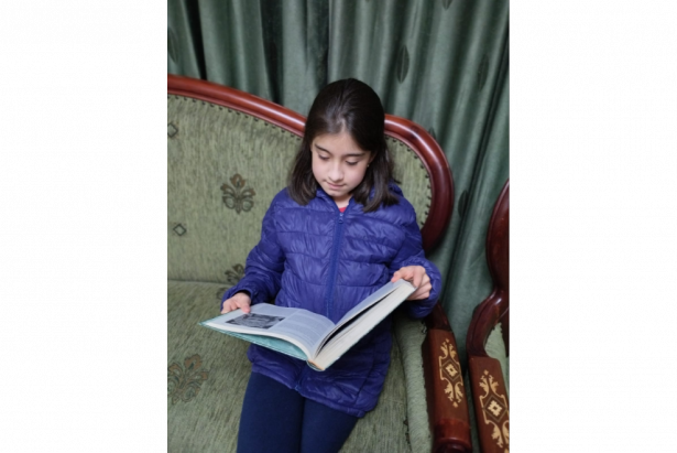 A Agustina le encanta leer y en el colegio le adelantaron un nivel. Foto: Cortesía