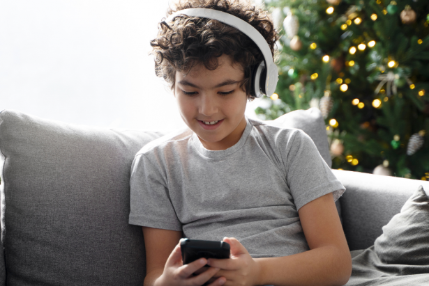 Antes de los 6 años el uso de dispositivos de juegos electrónicos impide que el niño juegue y se relacione con su entorno. Foto: Pexels