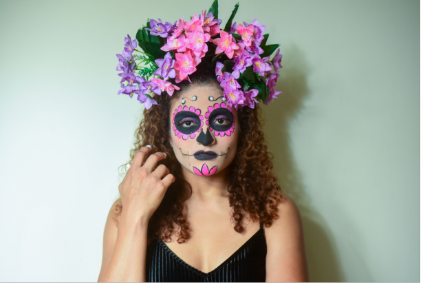 Daniela Flores posa con el maquillaje de catrina culminado. El toque floral de la cabeza, sus rizos y el vestido negro complementan este ‘look’. Foto: Enrique Pesantes/FAMILIA