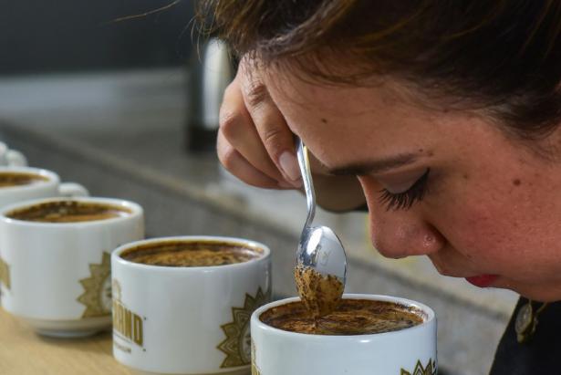La costra de café que se forma en las tazas se debe romper. Foto: Enrique Pesantes / FAMILIA