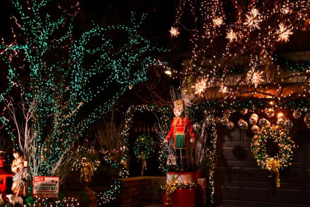 Las casas se engalanan para concursar por la mejor decoración navideña. Foto: Pexels