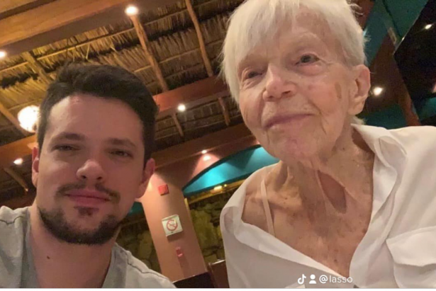 Una imagen que el cantante se hizo junto a su abuela Oma. Foto: Facebook de Lasso