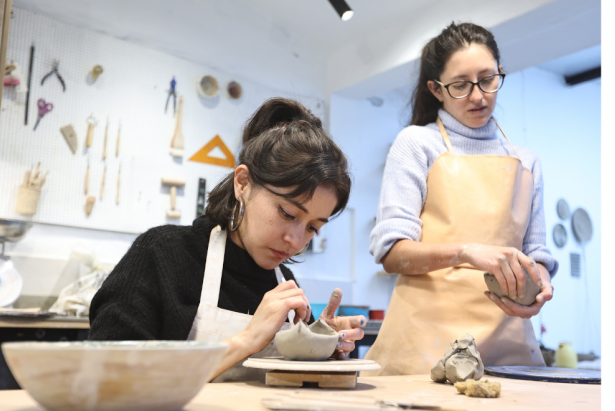 Carolina Félix y Gabriela Abad crearon un taller en donde comparten con un grupo pequeño  de personas “unidas por la arcilla”. Foto: Diego Pallero/FAMILIA
