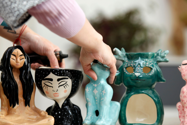 Andrea Rivera ha desarrollado un modo particular de hacer cerámica. Dice que no es habitual hallar piezas con las técnicas y los colores que ella maneja. No quería optar por lo tradicional, sino sacar un producto que juntara las cosas que más ama.