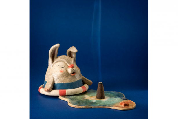 Ana Bolaños descubrió la cerámica en 2017 y quiere seguir aprendiendo sobre la arcilla; le gustaría viajar para conocer cómo la trabajan en otros lugares. Elabora macetas, campanas de viento y otras piezas. Siempre busca hacer cosas diferentes