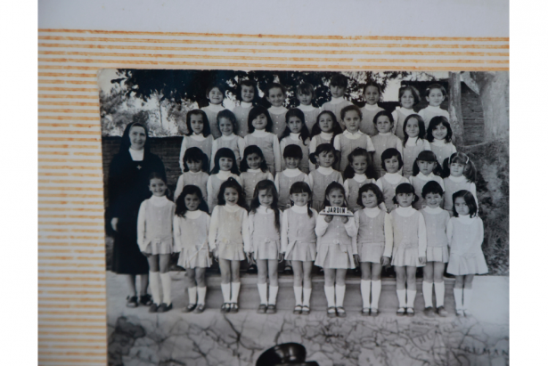 Lucía (tercera desde la izquierda en la segunda fila) y Lorena (séptima en la penúltima fila) se conocieron en el kínder hace medio siglo. Foto: Cortesía